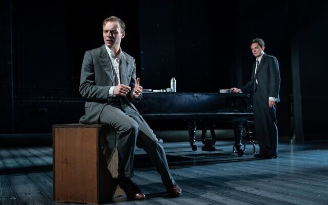 Luke Thallon (à gauche, dans le rôle de Leo) et Sebastian Armesto (Nathan) dans Leopoldstadt de Tom Stoppard. (Marc Brenner) Luke Thallon (à gauche, dans le rôle de Leo) et Sebastian Armesto (Nathan) dans Leopoldstadt de Tom Stoppard. (Marc Brenner)