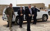 Le secrétaire d'État américain Mike Pompeo arrive pour déjeuner avec des membres de l'armée américaine à la base aérienne du Prince Sultan à Al-Kharj, dans le centre de l'Arabie Saoudite, le 20 février 2020. (Crédit : Andrew Caballero-Reynolds/Pool/AFP)