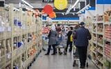 Des gens font leurs courses dans une succursale du supermarché Osher Ad à Talpiot, Jérusalem, le 12 novembre 2017. Yonatan Sindel/Flash90)