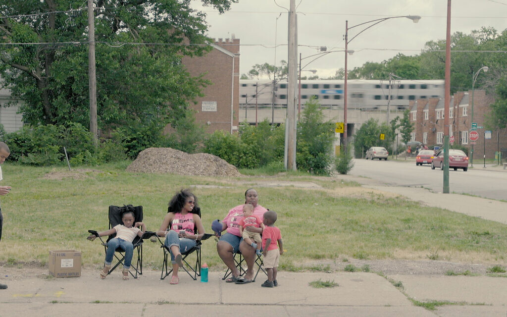 Tamar Manasseh du groupe MASK et d'autres à l'angle de la 75th St. et de la Steward Ave. au sud de Chicago, une image extraite du documentaire ‘They Ain’t Ready for Me.’ (Autorisation : Brad Rothschild)