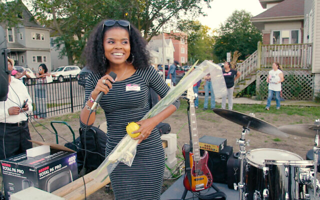 Tamar Manasseh de MASK avec un lulav et un etrog lors de la fête de Souccot, dans le South Side de Chicago, une image extraite du documentaire ‘They Ain’t Ready for Me.’ (Autorisation : Brad Rothschild)
