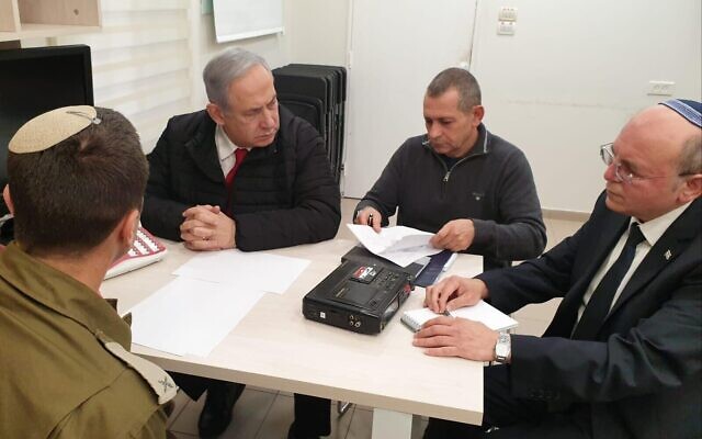 Le Premier ministre Benjamin Netanyahu, le chef du Shin Bet, Nadav Argaman (2e à droite), et le conseiller à la sécurité nationale Meïr Ben-Shabbat lors de consultations sur les combats dans la bande de Gaza dans un bâtiment sécuritaire du centre d'Israël qui n'a pas été précisé, le 24 février 2020 (Crédit : service de presse du gouvernement) Le Premier ministre Benjamin Netanyahu, le chef du Shin Bet, Nadav Argaman (2e à droite), et le conseiller à la sécurité nationale Meïr Ben-Shabbat lors de consultations sur les combats dans la bande de Gaza dans un bâtiment sécuritaire du centre d'Israël qui n'a pas été précisé, le 24 février 2020 (Crédit : service de presse du gouvernement)