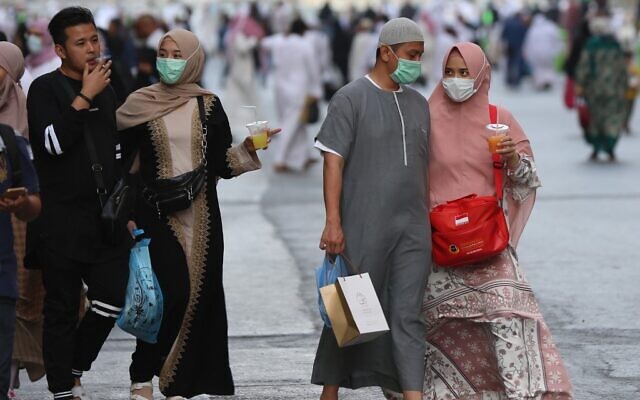 Les pèlerins musulmans portent des masques à la grande mosquée de la ville de la Mecque, en Arabie saoudite, le 28 février 2020 (Crédit : Abdel Ghani Bashir/AFP)
