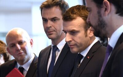 Le président français Emmanuel Macron (deuxième à droite) avec le ministre français de la Santé et de la Solidarité Olivier Veran (deuxième à gauche) et le directeur général de la Santé Jérôme Salomon (gauche) visitent le centre CORRUSS (Centre opérationnel de regulation et de réponse aux urgences sanitaires et sociales) dédié à la lutte contre l'épidémie du Coronavirus (Covid-19), le 3 mars 2020 à Paris. (Crédit : Bertrand GUAY / POOL / AFP)