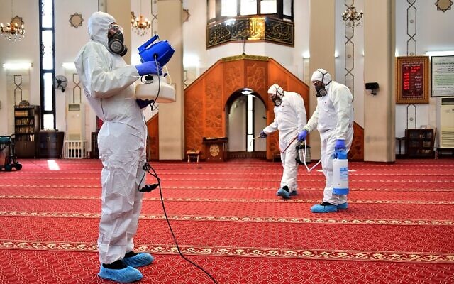 Des employés des services sanitaires désinfectent une mosquée à Beyrouth, le 5 mars 2020. (Photo par - / AFP) Des employés des services sanitaires désinfectent une mosquée à Beyrouth, le 5 mars 2020. (Photo par - / AFP)