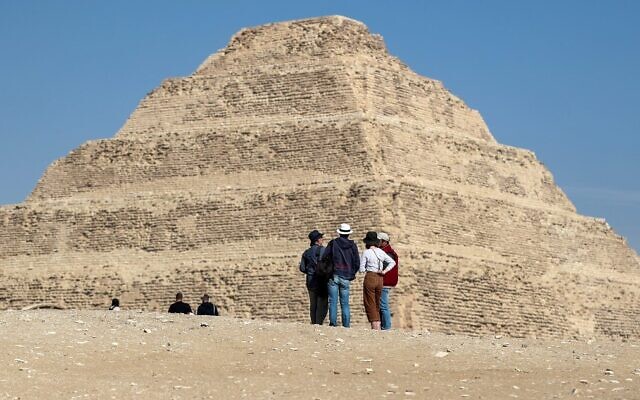 Des visiteurs observent la pyramide de Djoser dans la nécropole égyptienne de Saqqara, au sud de la capitale du Caire, le 5 mars 2020. (Photo par Mohamed el-Shahed / AFP) Des visiteurs observent la pyramide de Djoser dans la nécropole égyptienne de Saqqara, au sud de la capitale du Caire, le 5 mars 2020. (Photo par Mohamed el-Shahed / AFP)