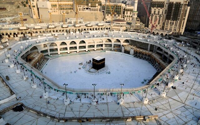La Kaaba, à l'intérieur de la Grande Mosquée de La Mecque, vide de ses fidèles, le 5 mars 2020. (Crédit : ABDEL GHANI BASHIR / AFP) La Kaaba, à l'intérieur de la Grande Mosquée de La Mecque, vide de ses fidèles, le 5 mars 2020. (Crédit : ABDEL GHANI BASHIR / AFP)