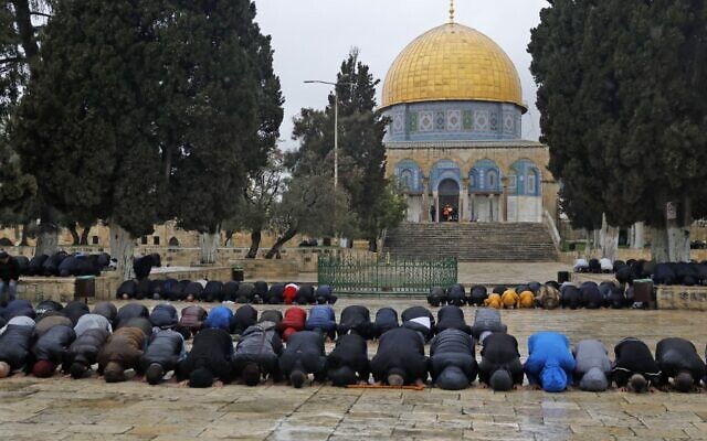 Les Palestiniens musulmans prient en plus petit nombre qu'habituellement lors de la prière hebdomadaire du vendredi midi devant la mosquée du Dôme du Rocher dans le complexe des mosquées Al-Aqsa dans la vieille ville de Jérusalem, le 6 mars 2020. (Crédit : Ahmad GHARABLI / AFP) Les Palestiniens musulmans prient en plus petit nombre qu'habituellement lors de la prière hebdomadaire du vendredi midi devant la mosquée du Dôme du Rocher dans le complexe des mosquées Al-Aqsa dans la vieille ville de Jérusalem, le 6 mars 2020. (Crédit : Ahmad GHARABLI / AFP)