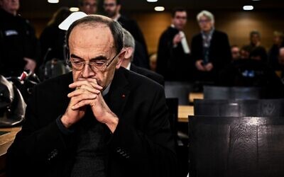 L'archevêque de Lyon, le cardinal Philippe Barbarin, arrive au tribunal à Lyon, le 7 janvier 2018. (AFP)