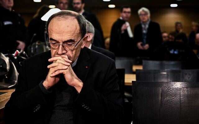 L'archevêque de Lyon, le cardinal Philippe Barbarin, arrive au tribunal à Lyon, le 7 janvier 2018. (AFP)