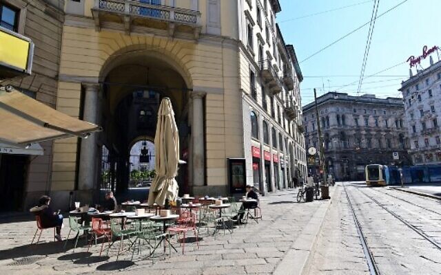 Des touristes à la terrasse d'un café dans la Via Orefici dans le centre de Milan, le 8 mars 2020, après la mise en quarantaine forcée de millions de personnes dans le nord de l'Italie. (Crédit : MIGUEL MEDINA / AFP) Des touristes à la terrasse d'un café dans la Via Orefici dans le centre de Milan, le 8 mars 2020, après la mise en quarantaine forcée de millions de personnes dans le nord de l'Italie. (Crédit : MIGUEL MEDINA / AFP)