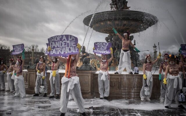 Des membres des « Femen » manifestent sur la place de la Concorde, à Paris, le 8 mars 2020, pour appeler à l'égalité des sexes lors de la Journée internationale des droits des femmes. (Crédit : Martin BUREAU / AFP)