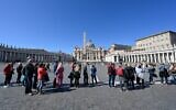 La place Saint-Pierre de Rome avant la diffusion en direct de l'Angelus dominical du Pape François, le 8 mars 2020, après la mise en quarantaine forcée de millions de personnes dans le nord de l'Italie. (Crédit : Alberto PIZZOLI / AFP)