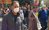 Des Égyptiens se rassemblent dans le centre-ville du Caire en attendant de se faire tester pour le coronavirus, le 8 mars 2020. (Khaled DESOUKI / AFP)