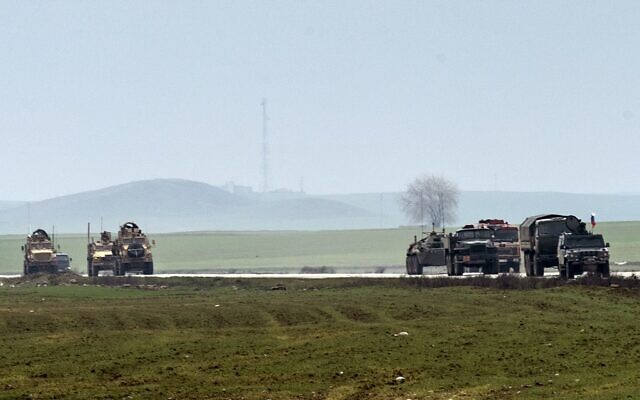 Sur cette photo prise le 20 janvier 2020, un convoi militaire américain (gauche) et un convoi militaire russe sont photographiés alors que leurs patrouilles se croisent sur l'axe stratégique M4 dans la province d'Hasakeh au nord-est de la Syrie. (Photo par Delil SOULEIMAN / AFP) Sur cette photo prise le 20 janvier 2020, un convoi militaire américain (gauche) et un convoi militaire russe sont photographiés alors que leurs patrouilles se croisent sur l'axe stratégique M4 dans la province d'Hasakeh au nord-est de la Syrie. (Photo par Delil SOULEIMAN / AFP)