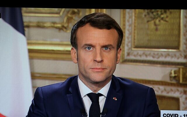Emmanuel Macron annonce en direct depuis le Palais de l'Elysée à Paris les mesures prises concernant la situation de l'épidémie de COVID-19, causée par le nouveau coronavirus, le 12 mars 2020. (Crédit : Ludovic Marin / AFP)