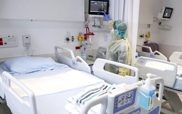 La directrice du service des épidémies, le Dr Karina Glick, vérifie un moniteur des signes vitaux d'un patient dans un service, tout en portant des vêtements de protection, lors d'une présentation à la presse du service d'hospitalisation des futurs patients atteints de coronavirus à l'hôpital universitaire Samson Assuta Ashdod, le 16 mars 2020, dans la ville d'Ashdod, au sud d'Israël. (JACK GUEZ / AFP)/ La directrice du service des épidémies, le Dr Karina Glick, vérifie un moniteur des signes vitaux d'un patient dans un service, tout en portant des vêtements de protection, lors d'une présentation à la presse du service d'hospitalisation des futurs patients atteints de coronavirus à l'hôpital universitaire Samson Assuta Ashdod, le 16 mars 2020, dans la ville d'Ashdod, au sud d'Israël. (JACK GUEZ / AFP)/