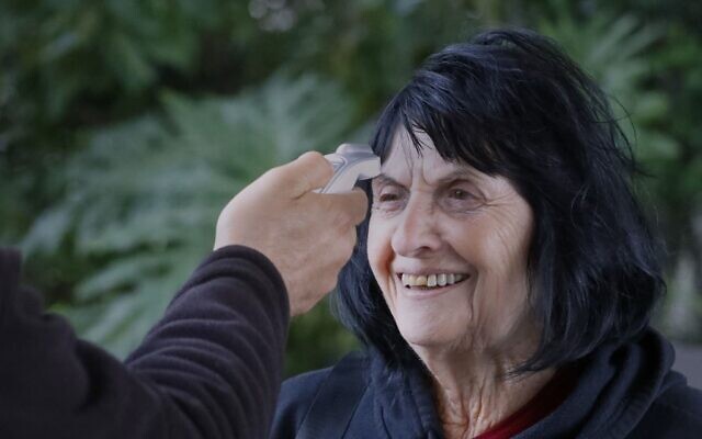 Un agent de sécurité israélien mesure la température d'une femme à l'entrée d'une maison de retraite dans le quartier de Ramat Efal à Ramat Gan en Israël, le 17 mars 2020. (PJACK GUEZ / AFP) Un agent de sécurité israélien mesure la température d'une femme à l'entrée d'une maison de retraite dans le quartier de Ramat Efal à Ramat Gan en Israël, le 17 mars 2020. (PJACK GUEZ / AFP)