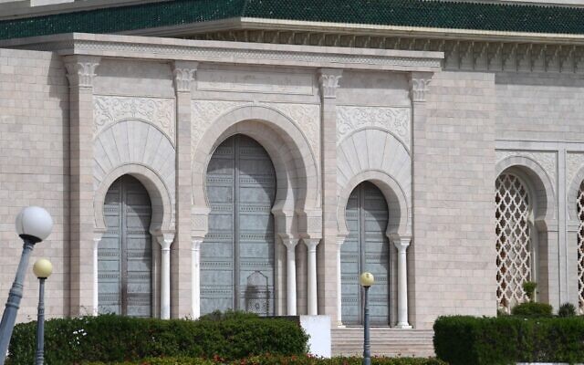 Les portes de la grande mosquée de Malek Ibn Anas restent fermées après que des mesures ont été prises par les autorités du pays afin d'empêcher la propagation du coronavirus à Carthage, à l'est de la capitale Tunis, le 20 mars 2020. (Photo par FETHI BELAID / AFP) Les portes de la grande mosquée de Malek Ibn Anas restent fermées après que des mesures ont été prises par les autorités du pays afin d'empêcher la propagation du coronavirus à Carthage, à l'est de la capitale Tunis, le 20 mars 2020. (Photo par FETHI BELAID / AFP)