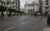 Illustration : Une rue dans la capitale algérienne d'Alger, le 20 mars 2020. (Photo par RYAD KRAMDI / AFP)