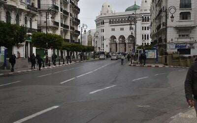 Illustration : Une rue dans la capitale algérienne d'Alger, le 20 mars 2020. (Photo par RYAD KRAMDI / AFP)