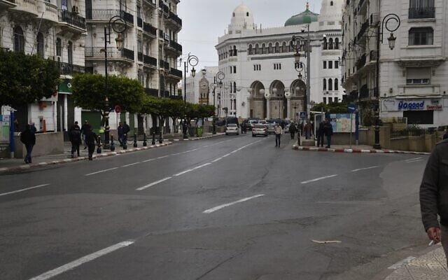 Illustration : Une rue dans la capitale algérienne d'Alger, le 20 mars 2020. (Photo par RYAD KRAMDI / AFP) Illustration : Une rue dans la capitale algérienne d'Alger, le 20 mars 2020. (Photo par RYAD KRAMDI / AFP)