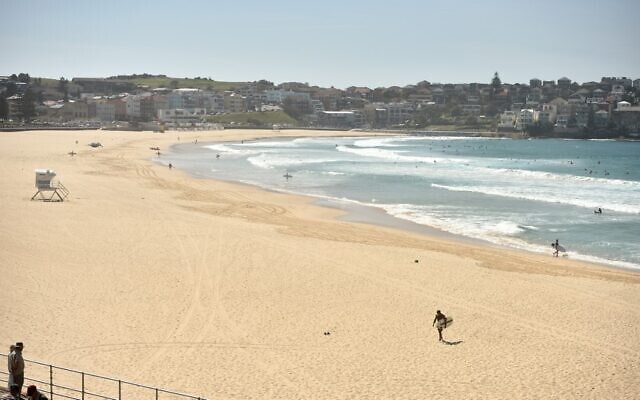 Une vue de Bondi Beach, la plage la plus populaire de Sydney, désertée, après sa fermeture par les autorités en raison de l'épidémie de COVID-19, le 22 mars 2020 (Crédit : PETER PARKS / AFP)