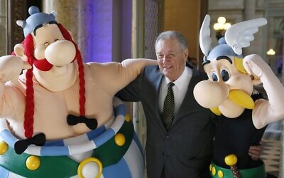 Sur cette photo prise le 25 mars 2015, le dessinateur français Albert Uderzo pose avec des personnes déguisées en Astérix et Obélix lors d'une conférence de presse à la Monnaie de Paris, à l’occasion de la sortie d’une série de douze pièces illustrées de dessins d'Astérix intitulée "Astérix et les valeurs de la République". Uderzo est décédé à l'âge de 92 ans le 24 mars 2020, a annoncé sa famille. (Crédit : PATRICK KOVARIK / AFP)
