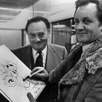 Sur cette photo prise dans les années 1970, les artistes français de bande dessinée Albert Uderzo (à droite) et René Goscinny (à gauche) posent avec un dessin de leur personnage Astérix. Uderzo est décédé à l'âge de 92 ans le 24 mars 2020, a annoncé sa famille. (Crédit : Staff / AFP)