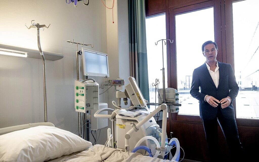Le Premier ministre néerlandais Mark Rutte visite le centre national de coordination des soins intensifs d'Erasmus MC à Rotterdam, le 24 mars 2020, dans le contexte de la propagation de l'épidémie de COVID-19. (Crédit : Sem VAN DER WAL / ANP / AFP) / Netherlands OUT