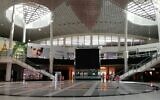 Cette photographie prise le 25 mars 2020 montre un centre commercial vide dans la capitale d'Arabie Saoudite, Ryad. 
(Photo par FAYEZ NURELDINE / AFP)