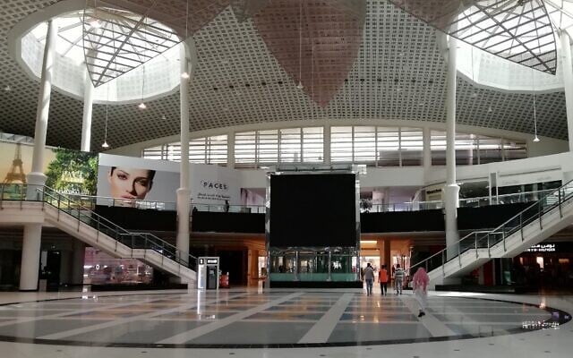 Cette photographie prise le 25 mars 2020 montre un centre commercial vide dans la capitale d'Arabie Saoudite, Ryad.
(Photo par FAYEZ NURELDINE / AFP) Cette photographie prise le 25 mars 2020 montre un centre commercial vide dans la capitale d'Arabie Saoudite, Ryad.
(Photo par FAYEZ NURELDINE / AFP)