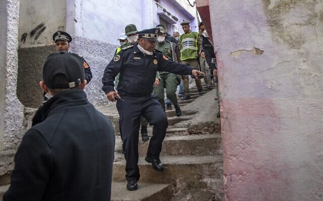 Dans le cadre d'une patrouille commune des forces de sécurité, un policier marocain donne l'instruction à un homme de rester chez lui comme mesure de protection contre l'épidémie de COVID-19 dans le quartier de Takadoum de la capitale Rabat, le 27 mars 2020. (Photo par FADEL SENNA / AFP) Dans le cadre d'une patrouille commune des forces de sécurité, un policier marocain donne l'instruction à un homme de rester chez lui comme mesure de protection contre l'épidémie de COVID-19 dans le quartier de Takadoum de la capitale Rabat, le 27 mars 2020. (Photo par FADEL SENNA / AFP)