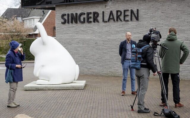 Evert van Os parle à la presse devant le musée Singer Laren, le 30 mars 2020, à environ 30 kilomètres au sud-est d'Amsterdam, fermé au public à cause de la pandémie de COVID-19, après le vol en 1884 du tableau de Vincent van Gogh "Jardin du presbytère à Neunen au printemps". (Crédit : VAN LONKHUIJSEN / ANP / AFP) / Netherlands OUT) Evert van Os parle à la presse devant le musée Singer Laren, le 30 mars 2020, à environ 30 kilomètres au sud-est d'Amsterdam, fermé au public à cause de la pandémie de COVID-19, après le vol en 1884 du tableau de Vincent van Gogh "Jardin du presbytère à Neunen au printemps". (Crédit : VAN LONKHUIJSEN / ANP / AFP) / Netherlands OUT)