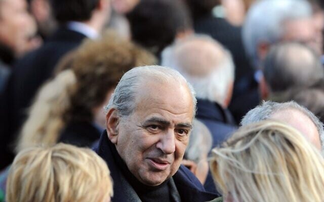 Le journaliste Pierre Bénichou, à la sortie des obsèques du chanteur français Carlos, le 22 janvier 2008, à Paris. (Crédit : Martin Bureau / AFP) Le journaliste Pierre Bénichou, à la sortie des obsèques du chanteur français Carlos, le 22 janvier 2008, à Paris. (Crédit : Martin Bureau / AFP)