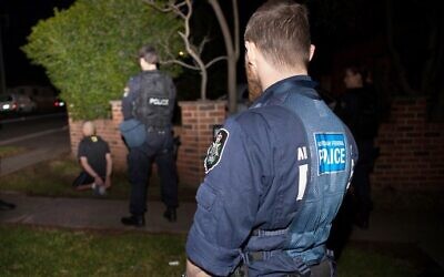 Illustration: la police fédérale australienne arrête un suspect lors d'une opération antiterroriste à Sydney, le 18 septembre 2014. (Crédit : AFP/Australian Federal Police)