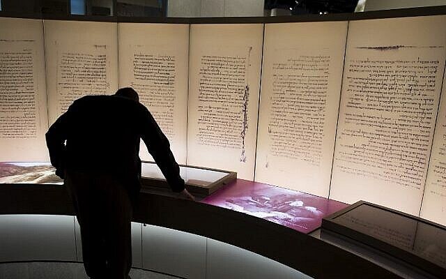 À titre iIllustratif : des visiteurs d'une exposition sur les rouleueaxd e la mer Morte au nouveau Musée de la Bible, dédié à l'histoire, au récit et à l'impact de la Bible, à Washington, DC, le 14 novembre 2017.(Crédit : AFP Photo/Saul Loeb)