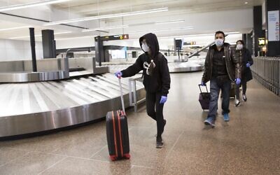 Des voyageurs à l'aéroport international de Seattle-Tacoma, le 8 mars 2020 à Seattle, Washington. L'industrie aérienne connaît un ralentissement mondial en raison du nouveau coronavirus, le COVID-19. (Crédit  Karen Ducey/Getty Images/AFP)