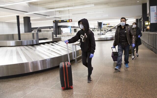 Des voyageurs à l'aéroport international de Seattle-Tacoma, le 8 mars 2020 à Seattle, Washington. L'industrie aérienne connaît un ralentissement mondial en raison du nouveau coronavirus, le COVID-19. (Crédit  Karen Ducey/Getty Images/AFP)
