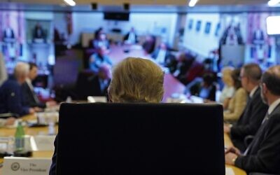 Le président Donald Trump participe à une téléconférence avec les gouverneurs au siège de la Federal Emergency Management Agency, le 19 mars 2020 à Washington, DC. (Crédit : Evan Vucci-Pool/Getty Images/AFP)