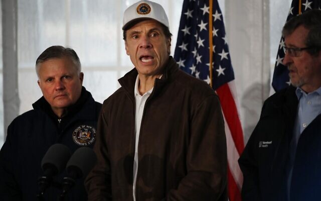 Le gouverneur de New York, Andrew Cuomo, s'adresse aux médias lors d'une visite dans un centre de test du coronavirus récemment ouvert, à New Rochelle, dans l'État de New York, le 13 mars 2020. (Crédit : Spencer Platt / Getty Images / AFP)