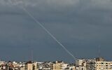 Des traces de fumée d'une roquette tirée par des terroristes palestiniens visibles depuis la bande de Gaza, le 24 février 2020. (Crédit : Mahmud Hams / AFP)