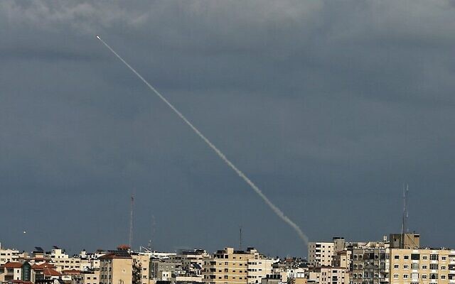 Des traces de fumée d'une roquette tirée par des terroristes palestiniens visibles depuis la bande de Gaza, le 24 février 2020. (Crédit : Mahmud Hams / AFP) Des traces de fumée d'une roquette tirée par des terroristes palestiniens visibles depuis la bande de Gaza, le 24 février 2020. (Crédit : Mahmud Hams / AFP)