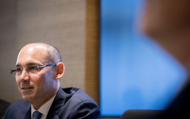 Le gouverneur de la Banque d'Israël, Amir Yaron, assiste à une conférence de presse à Jérusalem, le 31 mars 2019. (Crédit : Yonatan Sindel / Flash90 / Archives) Le gouverneur de la Banque d'Israël, Amir Yaron, assiste à une conférence de presse à Jérusalem, le 31 mars 2019. (Crédit : Yonatan Sindel / Flash90 / Archives)