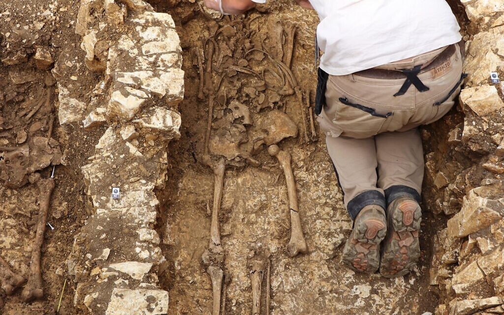 Campagne de fouille 2018 dans le présumé cimetière juif de Châteauroux. Nettoyage du crâne de l’individu S17 par l’anthropologue Inrap J. Livet. (Crédit : Philippe Blanchard/Inrap)