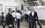 Quelques-uns des élèves d'une école de garçons haredi à Ramat Beit Shemesh Bet, à l'ouest de Jérusalem, où les cours ont toujours lieu, le 18 mars 2020. (Crédit : Sam Sokol/JTA)