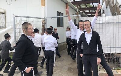 Quelques-uns des élèves d'une école de garçons haredi à Ramat Beit Shemesh Bet, à l'ouest de Jérusalem, où les cours ont toujours lieu, le 18 mars 2020. (Crédit : Sam Sokol/JTA)