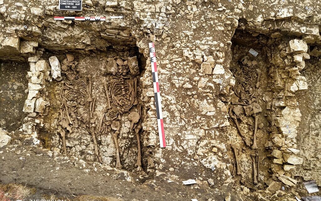 Campagne de fouille 2018 dans le présumé cimetière juif de Châteauroux. Vue d’une sépulture double et d’une sépulture individuelle. (Crédit : Philippe Blanchard/Inrap)