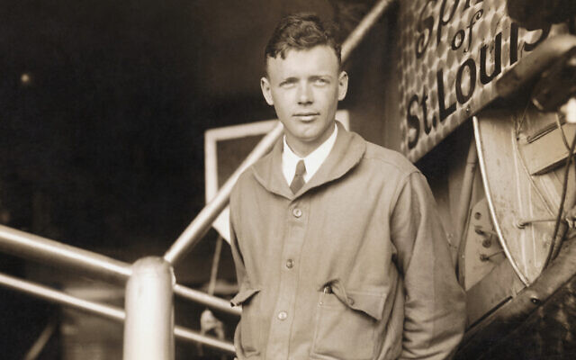 Charles Lindbergh pose aux côtés du Spirit of St. Louis, l'avion dans lequel il a effectué la première traversée de l'Atlantique en solitaire et sans escale. (Bettmann/Getty Images, via JTA) Charles Lindbergh pose aux côtés du Spirit of St. Louis, l'avion dans lequel il a effectué la première traversée de l'Atlantique en solitaire et sans escale. (Bettmann/Getty Images, via JTA)