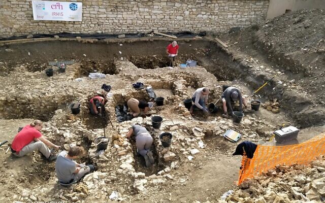 Campagne de fouilles en 2018 dans le présumé cimetière juif de Châteauroux. Vue générale du site en cours de fouille. (Crédit : Philippe Blanchard/Inrap) Campagne de fouilles en 2018 dans le présumé cimetière juif de Châteauroux. Vue générale du site en cours de fouille. (Crédit : Philippe Blanchard/Inrap)